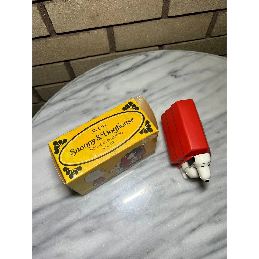 NIB AVON 60s Snoopy Doghouse Non Tear Shampoo Bottle 8 Fl Oz Vintage Collectible